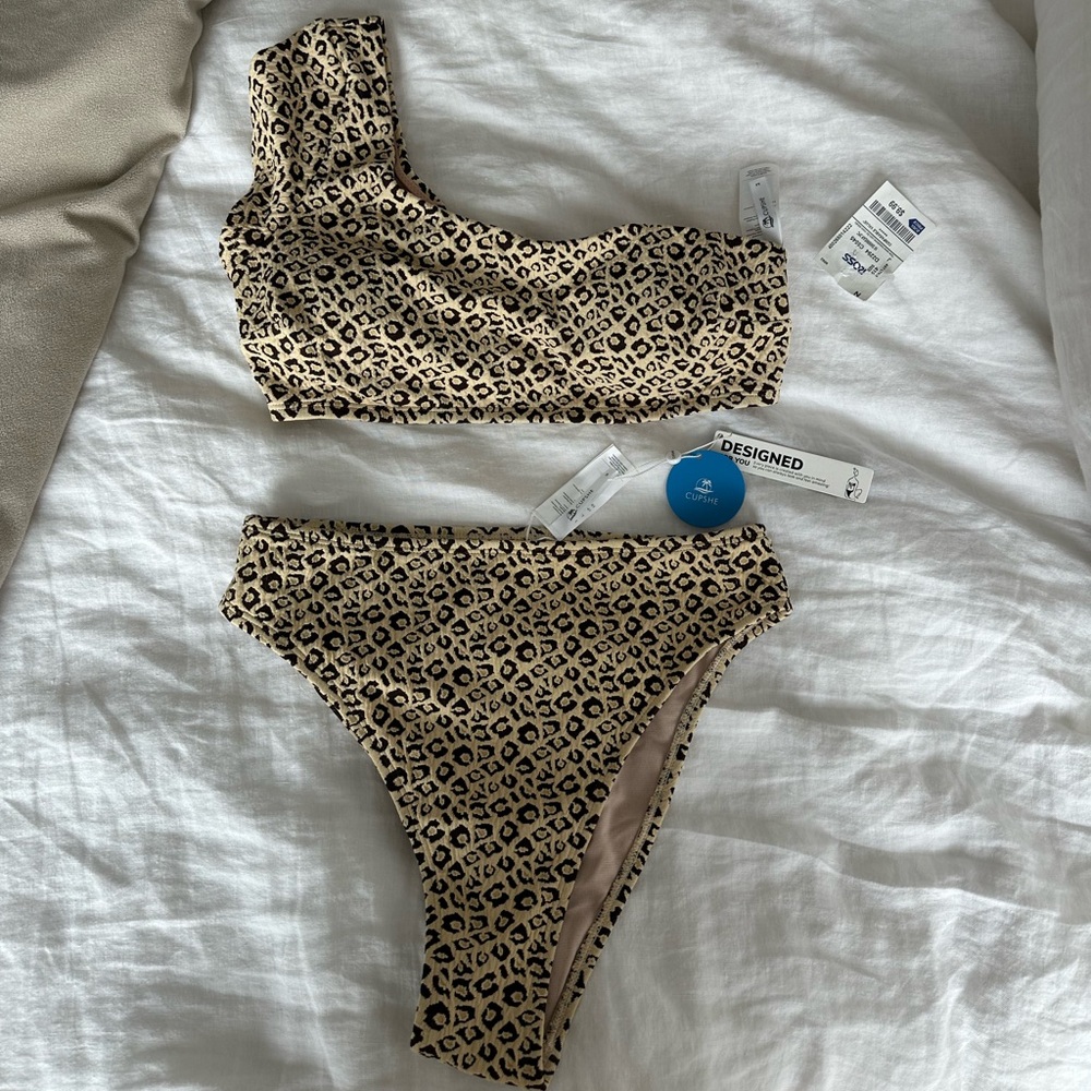 Cupshe bikini NWT never worn size M cheetah pattern one shoulder design